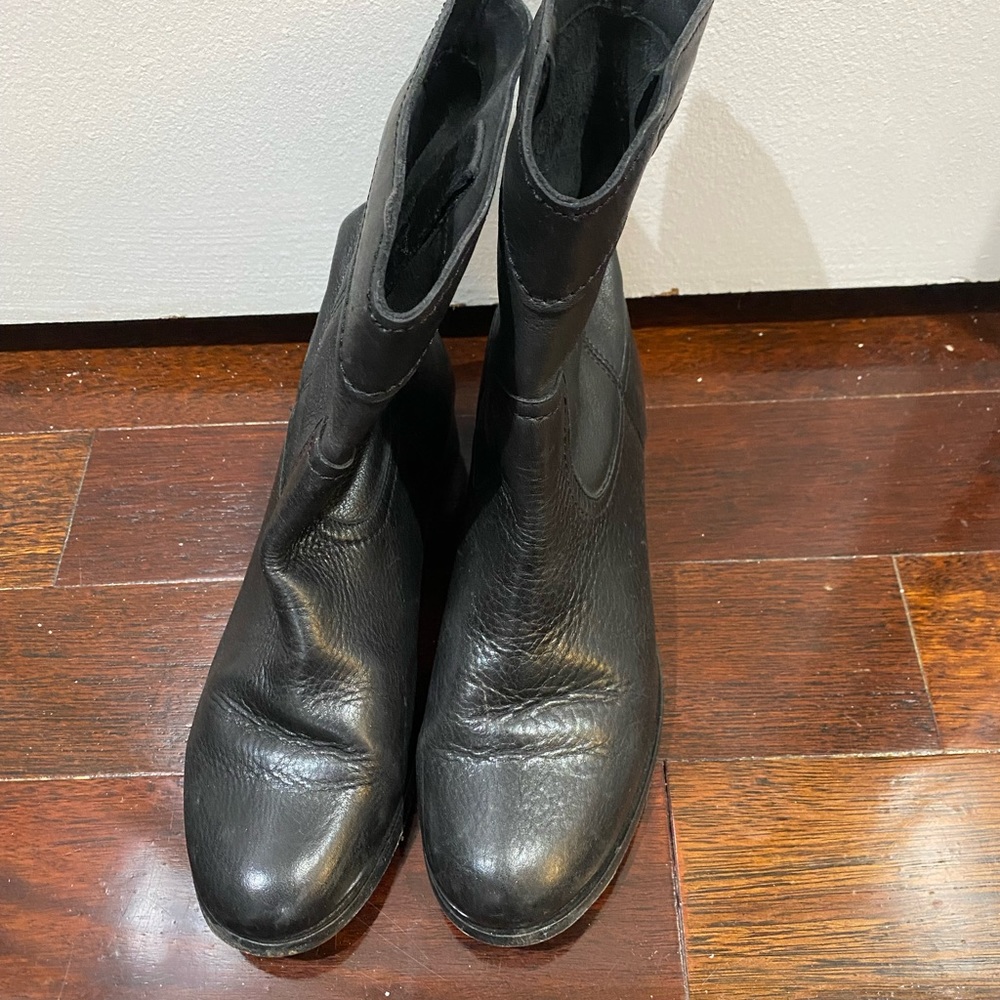 Frye pull on bootie sz 9.5